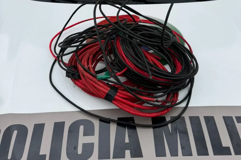 Polícia Militar recupera fios de energia furtados e prende suspeito no bairro Santa Luzia