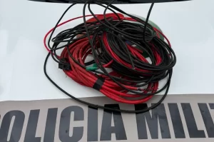 Morador de rua é flagrado queimando fios furtados em Criciúma