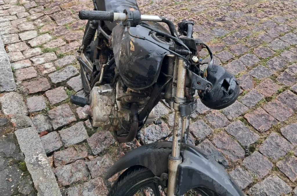 Bombeiros Voluntários de Jaguaruna controlando incêndio em motocicleta