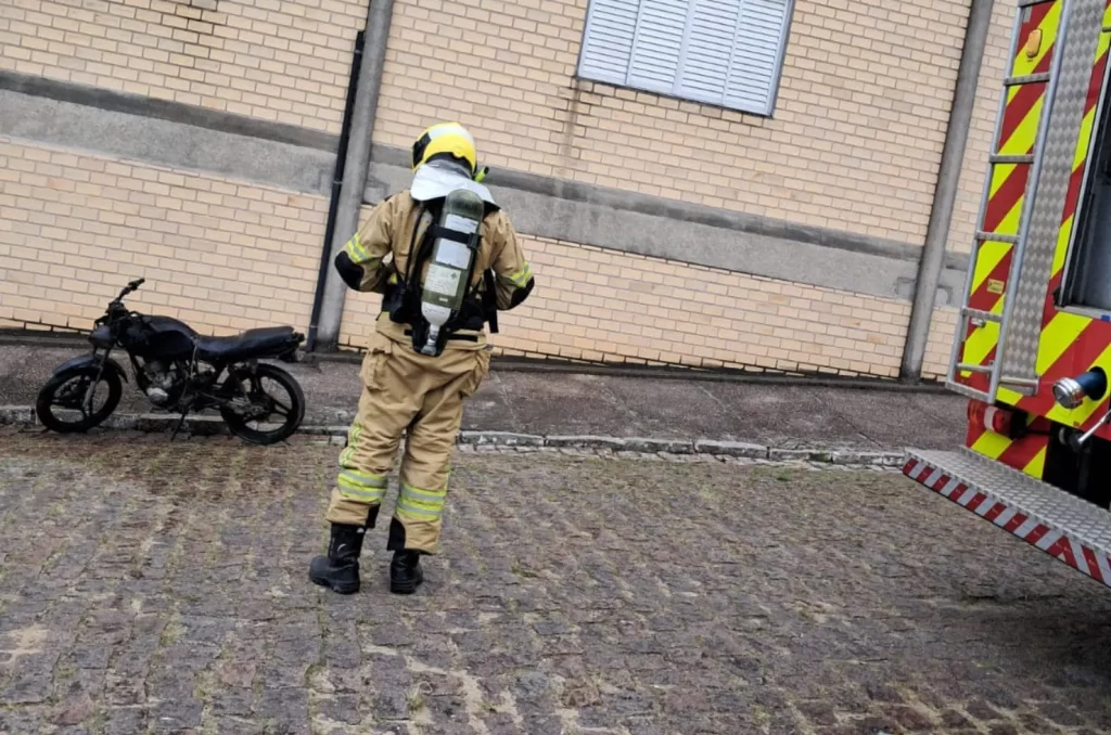 Bombeiros Voluntários de Jaguaruna controlando incêndio em motocicleta