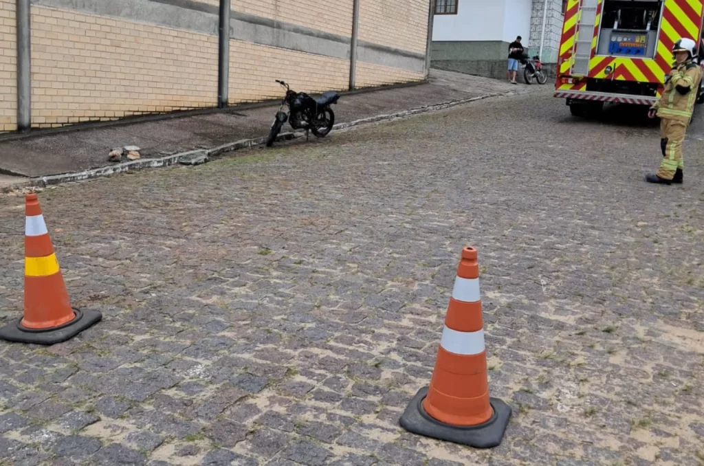 Bombeiros Voluntários de Jaguaruna controlando incêndio em motocicleta