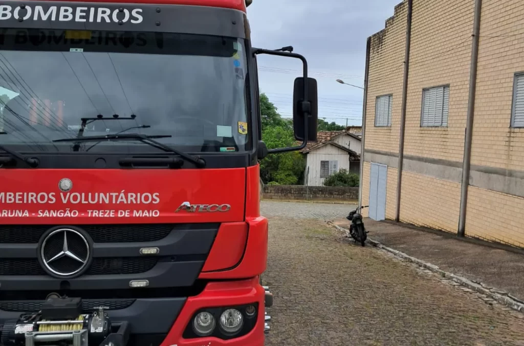 Bombeiros Voluntários de Jaguaruna controlando incêndio em motocicleta