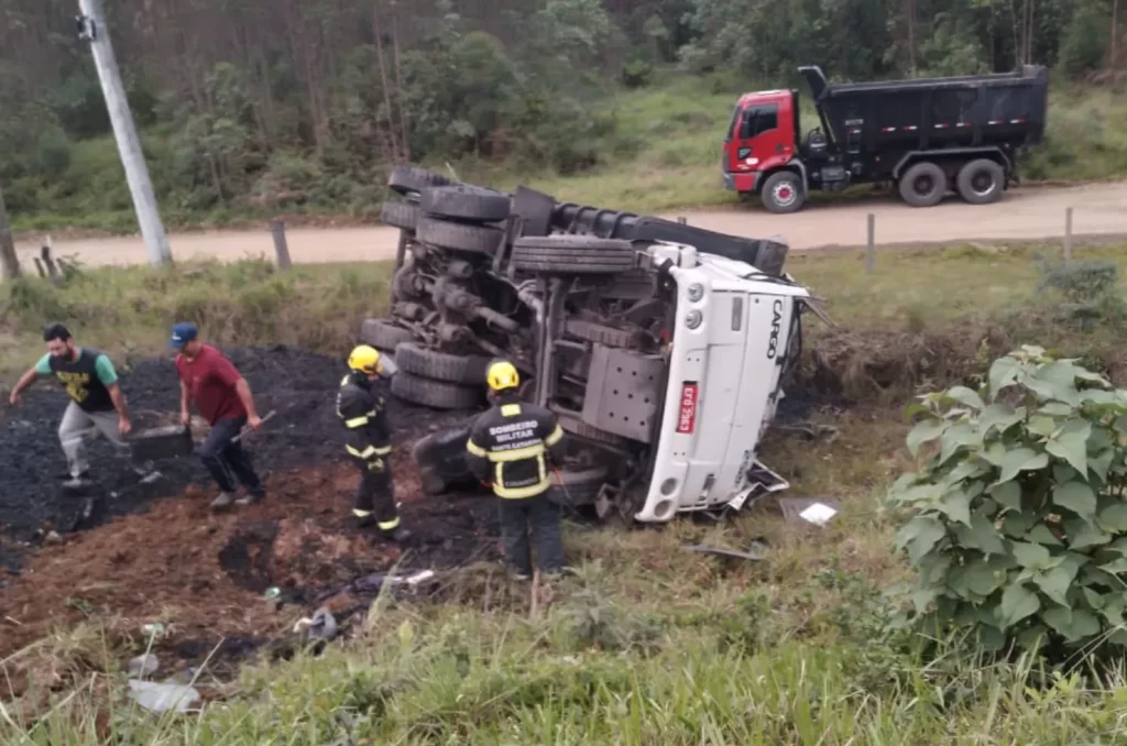 Caminhão que sofreu acidente na SC-446, em Treviso, com o motorista perdendo a vida