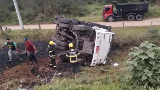 Caminhão que sofreu acidente na SC-446, em Treviso, com o motorista perdendo a vida