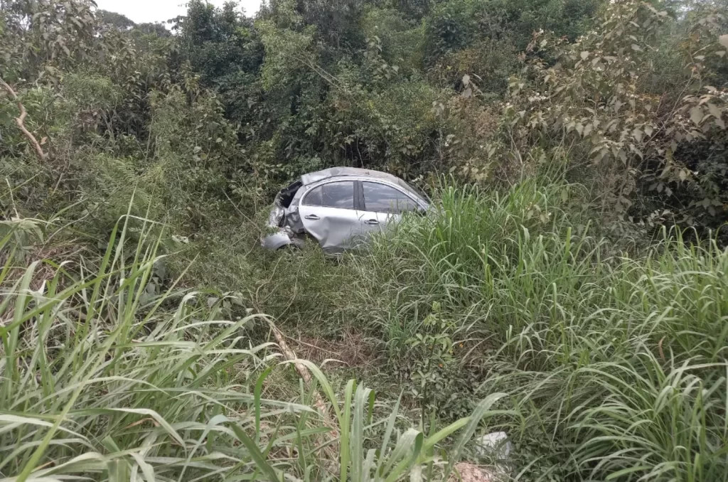 Veículo capotado na Rodovia Tranquilo Sartor, em Morro da Fumaça