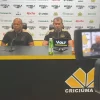 Cláudio Tencati e Aléssio Antunes durante a coletiva de imprensa no Criciúma, celebrando três anos de conquistas e desafios