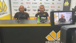 Cláudio Tencati e Aléssio Antunes durante a coletiva de imprensa no Criciúma, celebrando três anos de conquistas e desafios