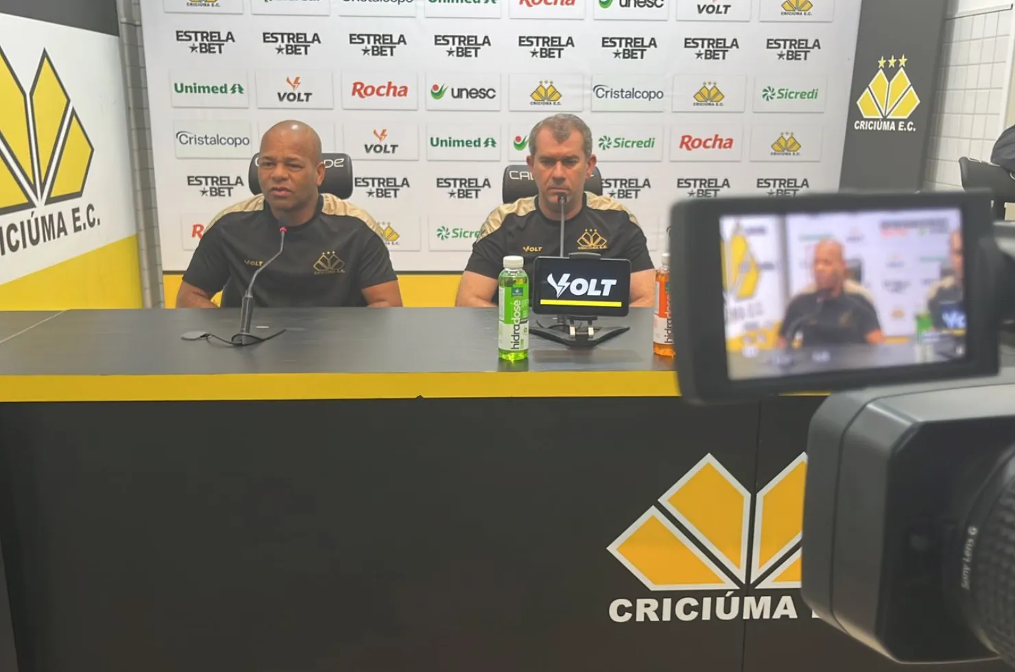 Cláudio Tencati e Aléssio Antunes durante a coletiva de imprensa no Criciúma, celebrando três anos de conquistas e desafios