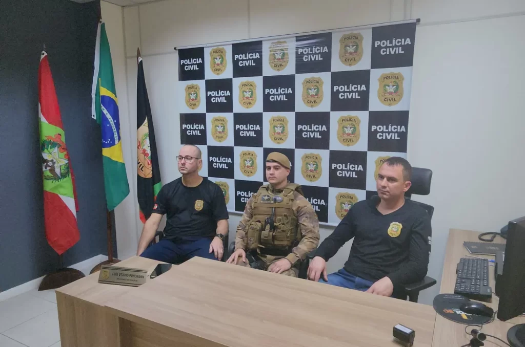 Entrevista coletiva sobre uma operação conjunta para desarticular quadrilha envolvida em furtos de módulos de caminhões em Araranguá