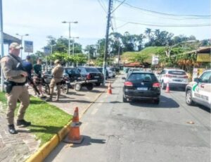 PM apreende cerca de 30 motos em Penha
