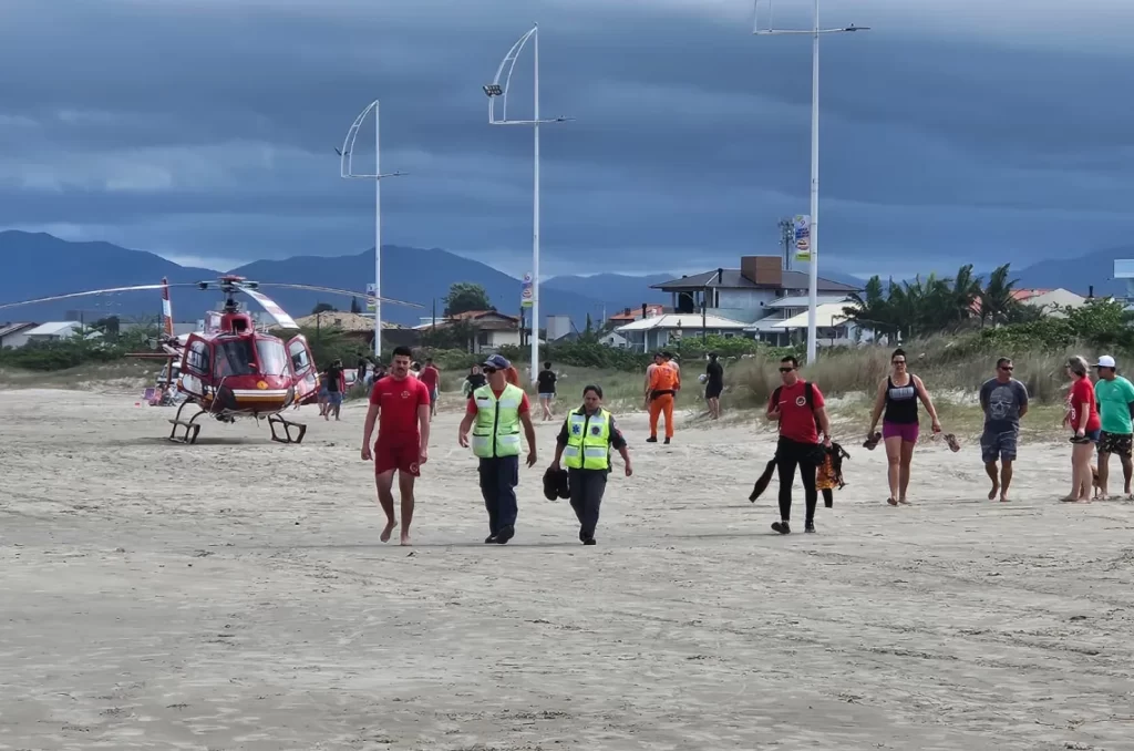 Resgate de jovem após afogamento na Praia da Pinheira em Palhoça, realizado pelo Corpo de Bombeiros Militar e helicóptero Arcanjo