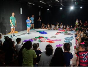 Performance infantil com apresentações gratuitas em Itajaí