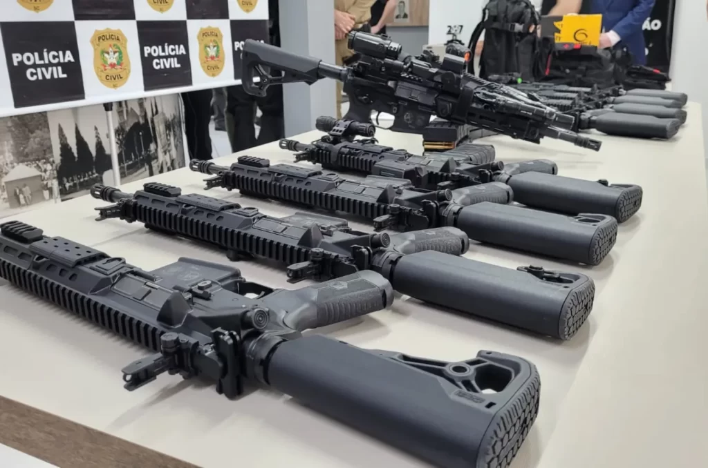 Policiais civis de Criciúma recebem fuzis israelenses e novos equipamentos em solenidade