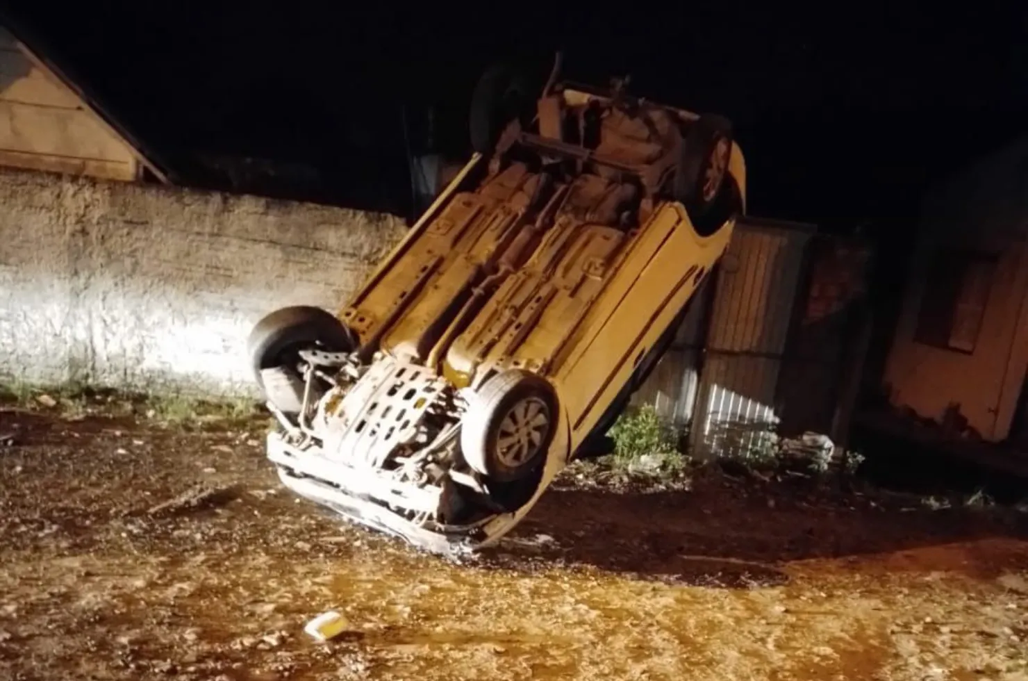 Veículo que o criminoso de Turvo atingiu com a retroescavadeira