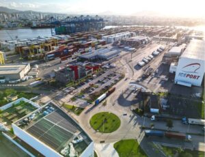 Portonave recebe 3,3 mil caminhões em um dia e quebra recorde  