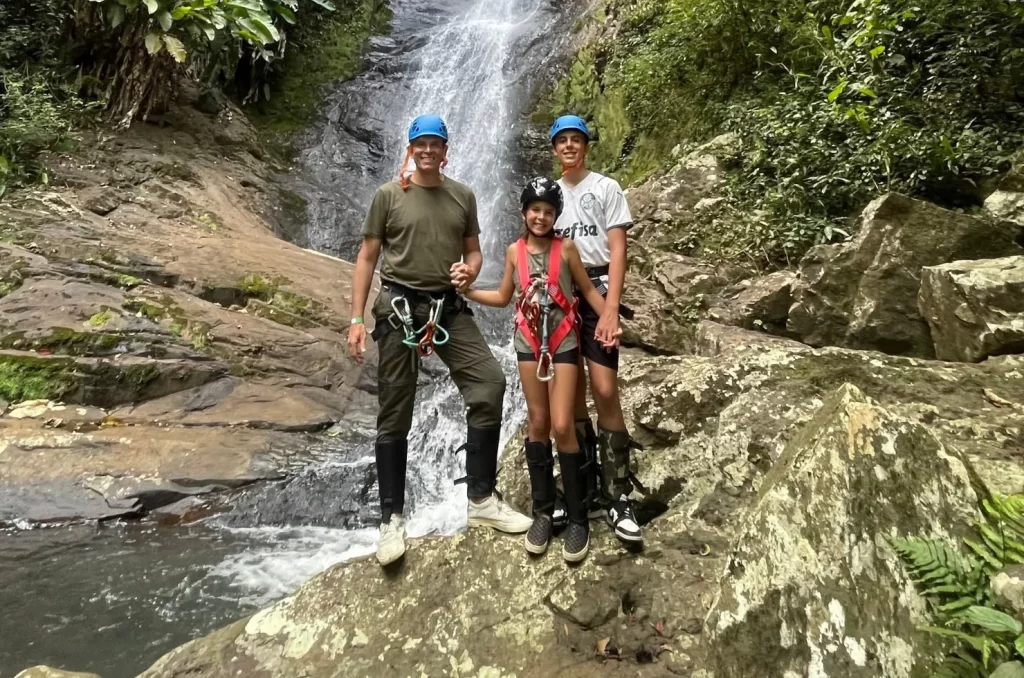 Trilha segura e bem demarcada no Parque Nacional de Aparados da Serra, em Praia Grande, ideal para famílias e crianças explorarem a natureza com segurança