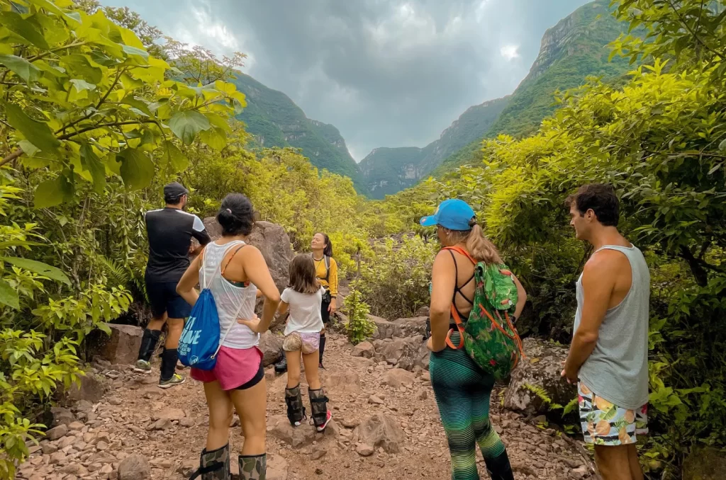 Trilha segura e bem demarcada no Parque Nacional de Aparados da Serra, em Praia Grande, ideal para famílias e crianças explorarem a natureza com segurança