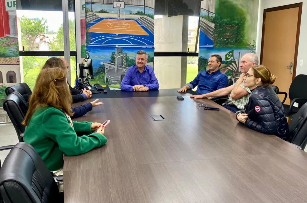 Prefeito de Criciúma, Ricardo Fabris, recebendo André Borges de Freitas e Peter Wilson após completarem a volta ao mundo em um helicóptero R66 Turbine
