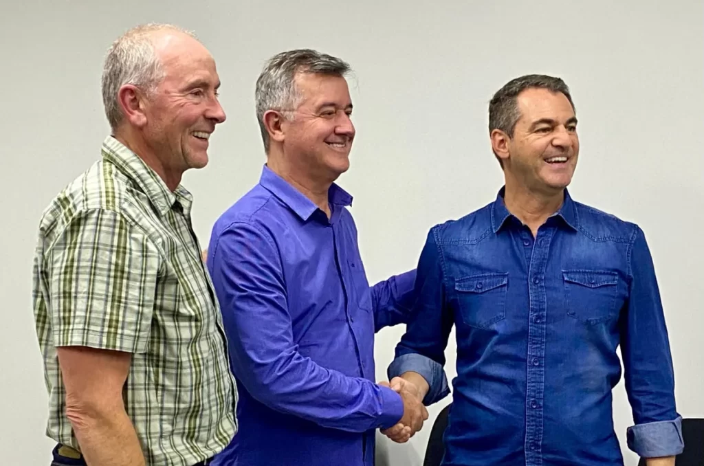 Prefeito de Criciúma, Ricardo Fabris, recebendo André Borges de Freitas e Peter Wilson após completarem a volta ao mundo em um helicóptero R66 Turbine
