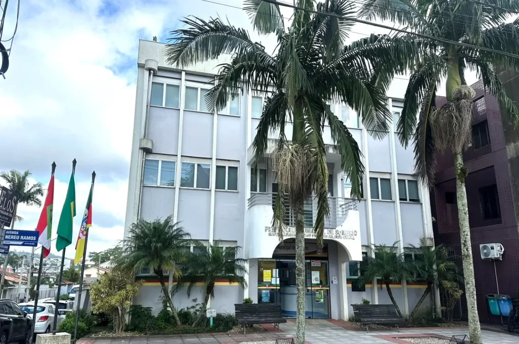 A prefeitura de Sombrio adotou um novo horário de funcionamento com turno único