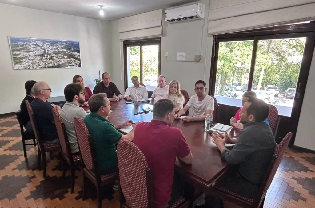 Reunião de transição entre os governos de Jair Nandi e Stela Talamini