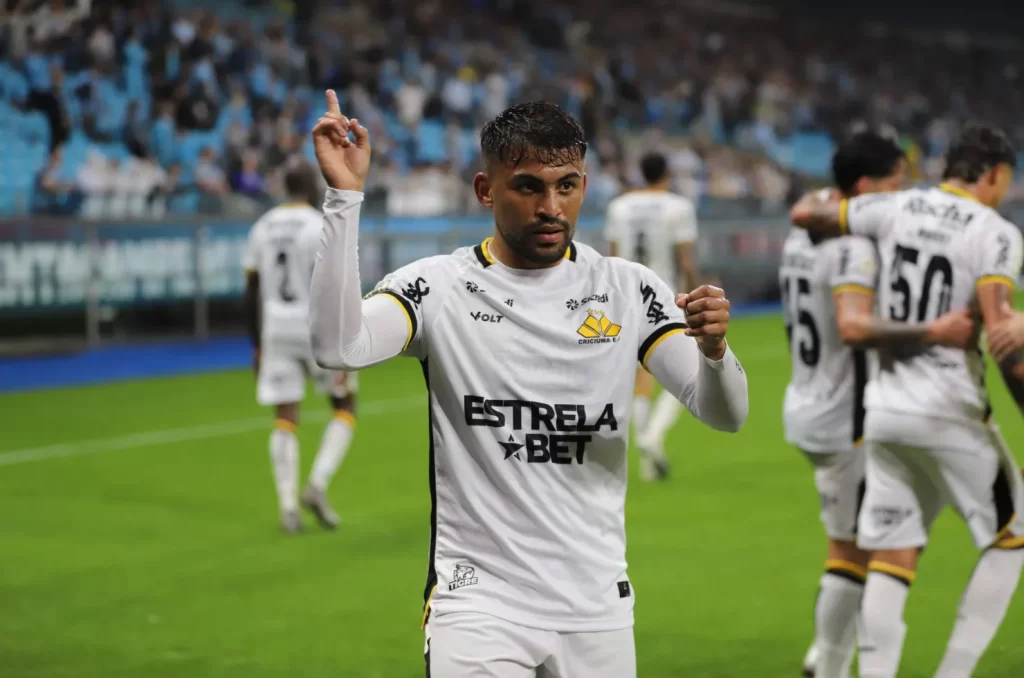 Ronald, volante do Criciúma, comemora gol decisivo que garantiu a vitória contra o Grêmio na Série A