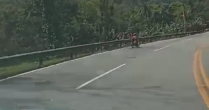 Cadeirante é flagrado gravando vídeo descendo a serra