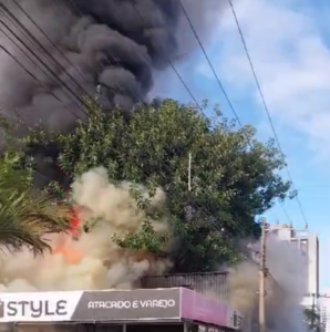 Incêndio destrói loja no centro de Tubarão