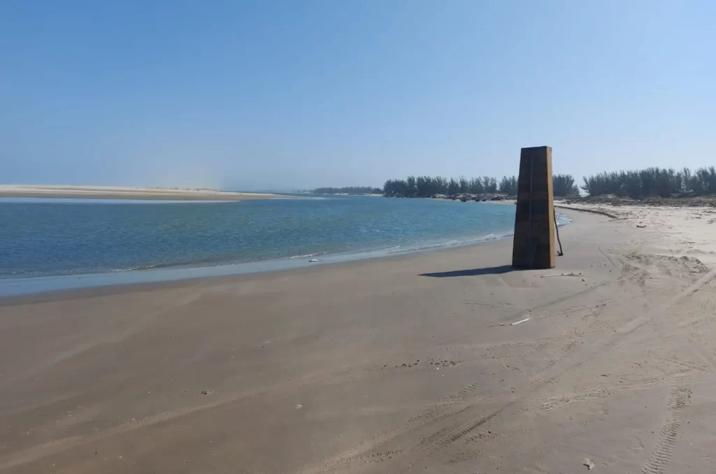 Imagem da foz do Rio Araranguá mostrando acúmulo de areia e mudanças na área do assoreamento