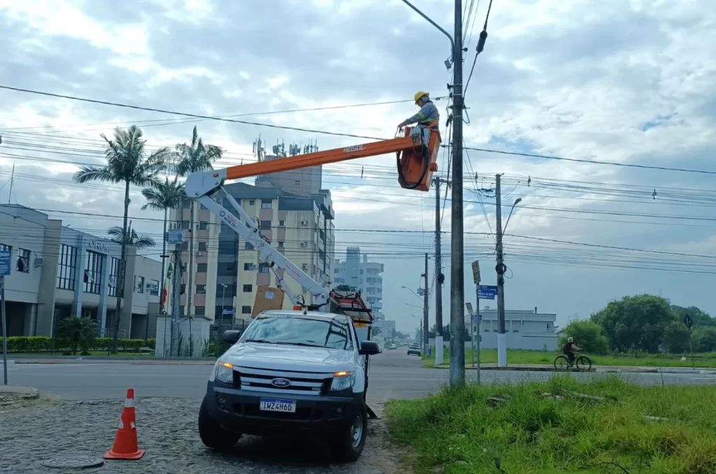magem de postes de iluminação pública em Sombrio recebendo novas lâmpadas de LED