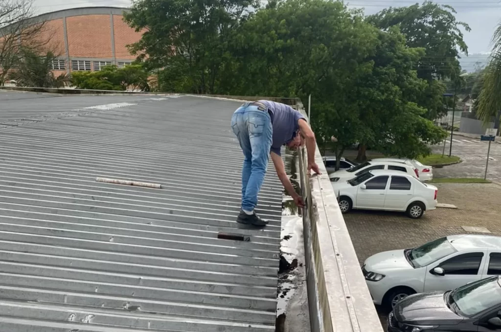 Telhado da Escola Biázio Maragno danificado por temporal, equipe realiza reparos para manter aulas