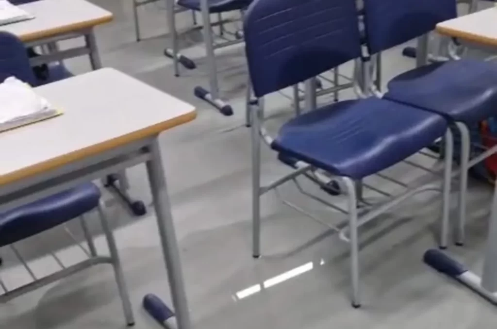 Sala de aula alagada na Escola Biázio Maragno, que teve o telhado danificado em Morro da Fumaça