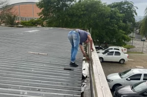 Temporal danifica telhado de escola em Morro da Fumaça