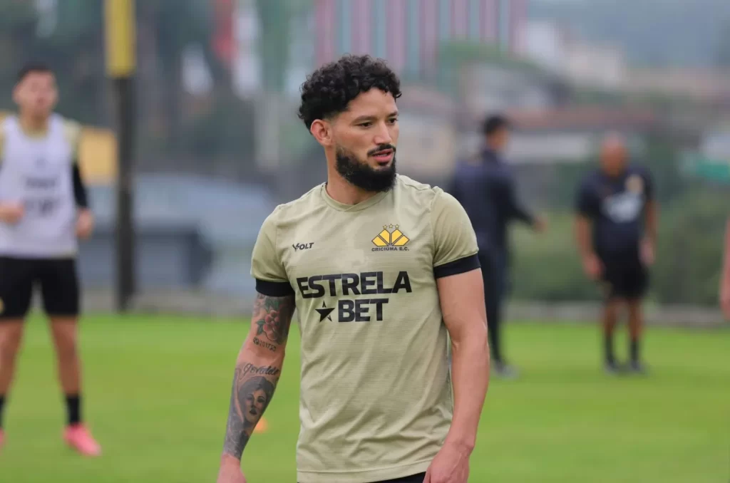 Arthur Caike durante treino do Criciúma, conduzido por Cláudio Tencati