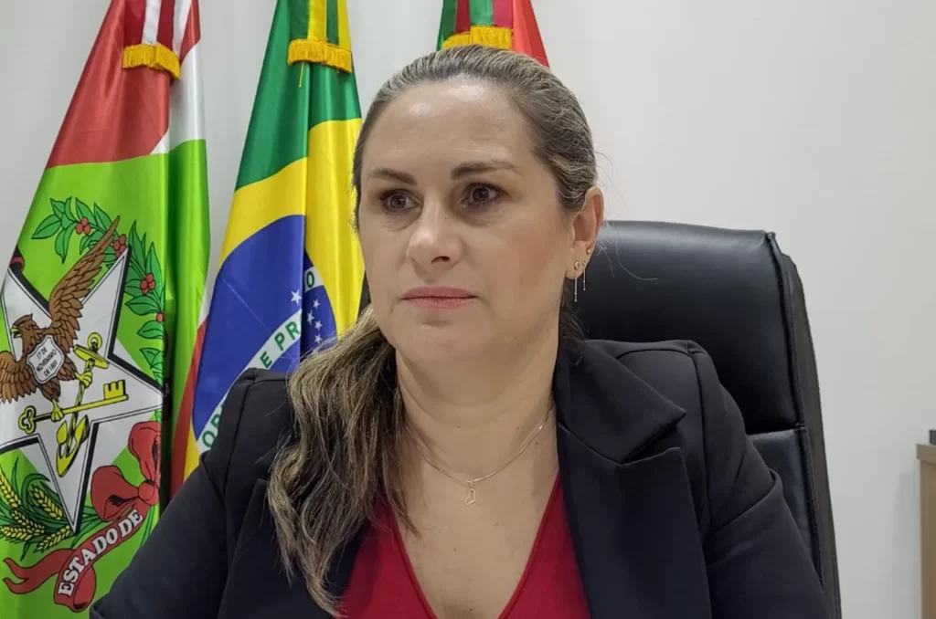 Entrevista com a Secretária de Educação de Criciúma, Alexsandra Stols, sobre agressão em escola pública e medidas tomadas pela administração