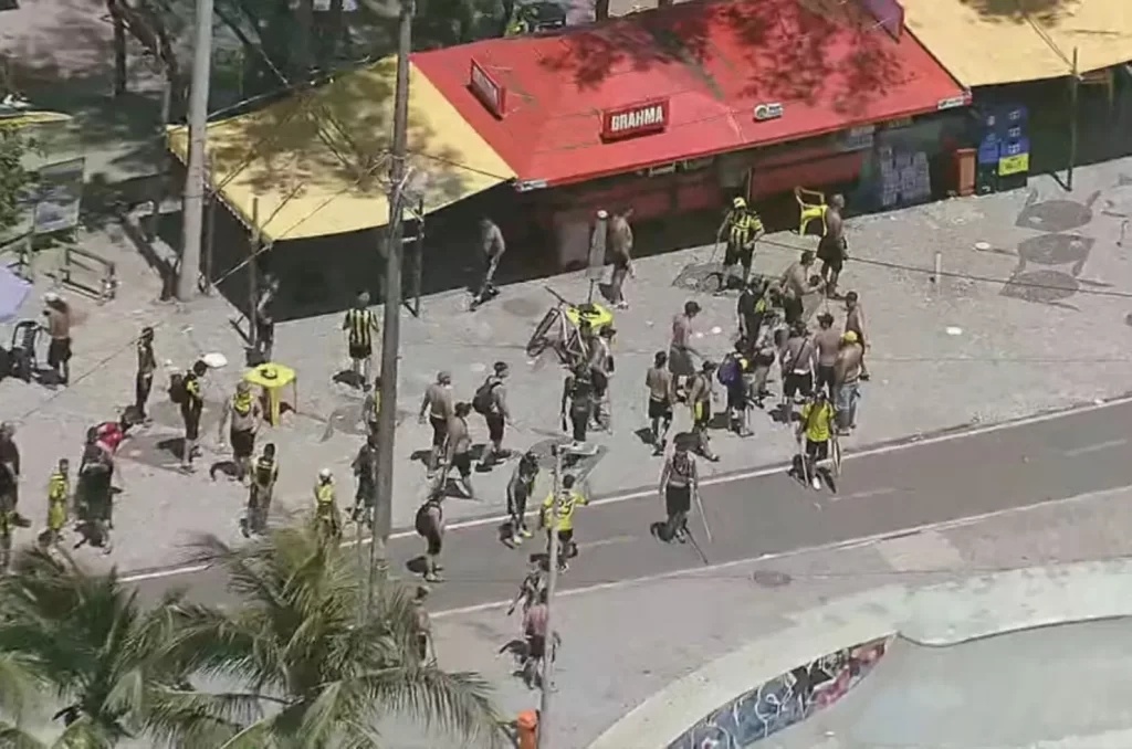 Conflito entre torcedores do Peñarol e a Polícia Militar na praia do Recreio, Rio de Janeiro