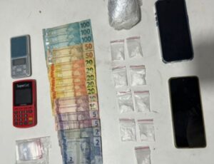 Traficante escondia cocaína na meia