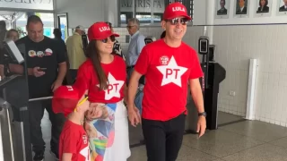 Trajado de vermelho, Arlindo (PT) vota no Marista