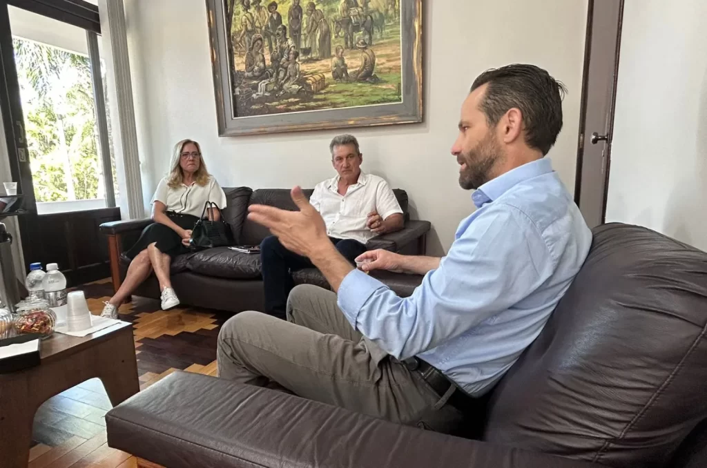 Prefeita eleita de Urussanga, Stela Talamini, e vice-prefeito Renato Bez Fontana em reunião de transição com o Prefeito Jair Nandi