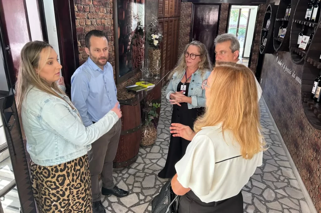 Prefeita eleita de Urussanga, Stela Talamini, e vice-prefeito Renato Bez Fontana em reunião de transição com o Prefeito Jair Nandi