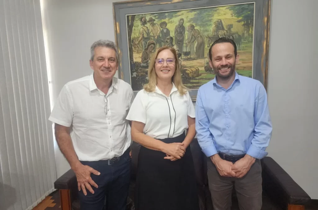 Prefeita eleita de Urussanga, Stela Talamini, e vice-prefeito Renato Bez Fontana em reunião de transição com o Prefeito Jair Nandi