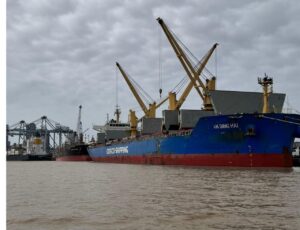 Três navios operam simultaneamente no Porto de Itajaí