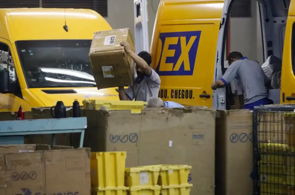 Funcionários dos Correios trabalhando com encomendas