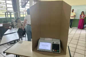Urna apresenta falhas e travamentos em Balneário Rincão