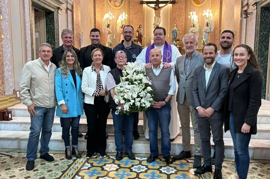 O prefeito de Urussanga Jair Nandi, Olvacir Fontana, representando o Consulado Italiano, Padre Giliard Gava, vereadores, representantes culturais e os candidatos eleitos Stella e Renato participaram do evento