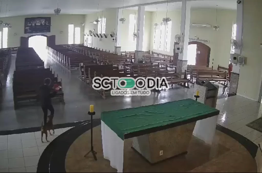 Imagem de monitoramento da Igreja Matriz da Paróquia Nossa Senhora de Fátima, capturando o momento do furto de um vaso de flor