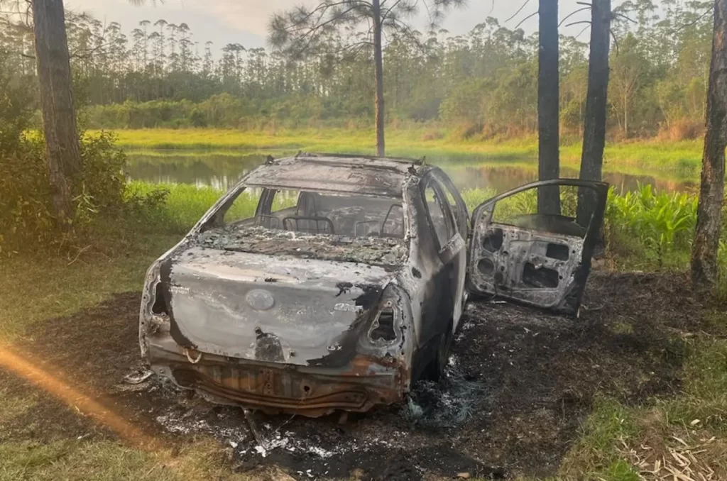 Bombeiros controlam incêndio em veículo no bairro Tenente, Jacinto Machado