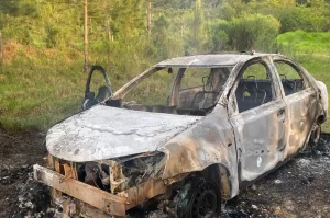 Veículo pega fogo enquanto dono pesca em Jacinto Machado
