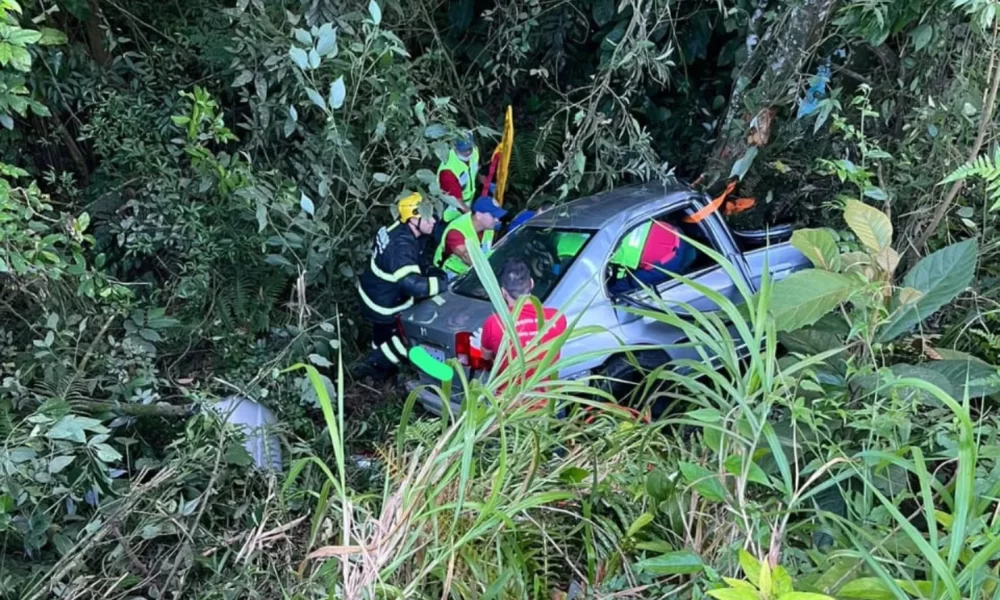Acidente na Luiz Rosso mobiliza bombeiros e SAMU