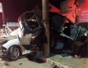 Veículos “montam” em poste em Timbó